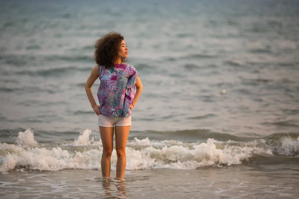 Joven Mujer Raza Mixta Caminando Playa Tropical Del Mar — Foto de Stock