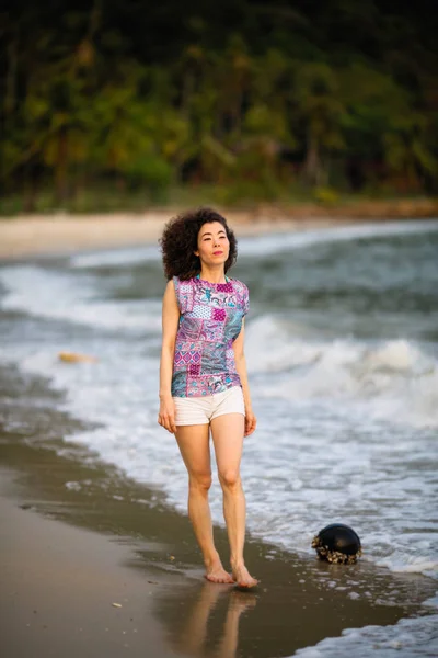 Young Mixed Race Woman Walking Tropical Sea Beach — Stock Photo, Image