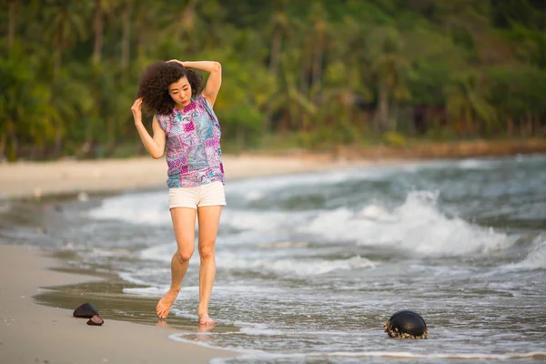 熱帯の海のビーチを歩いて若い混血女性 — ストック写真