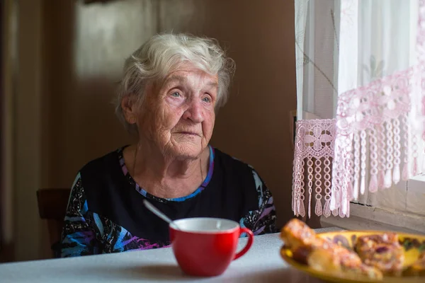 Uma Mulher Idosa Bebendo Chá Sentado Cozinha — Fotografia de Stock