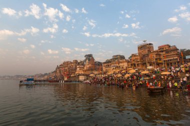 Varanasi, Hindistan - 22 Mar 2018: Hacılar sabahın erken saatlerinde su kutsal Ganj Nehri Dalma. Efsaneye göre şehrin yaklaşık 5000 yıl önce Tanrı Shiva tarafından kuruldu.