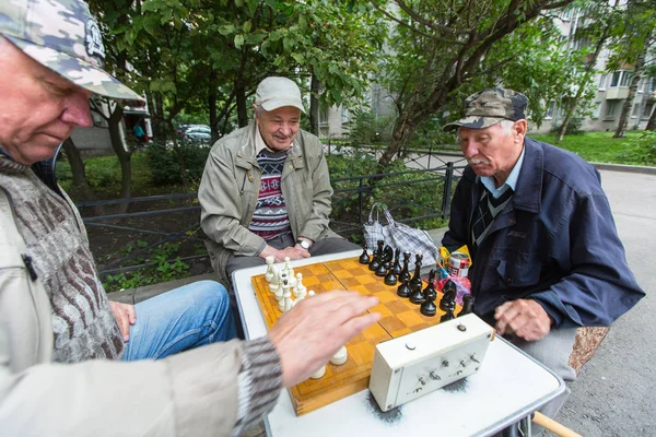 Petersburg Russia Sep 2017 Pensioners Play Chess Courtyard Apartment Building — Stock Photo, Image