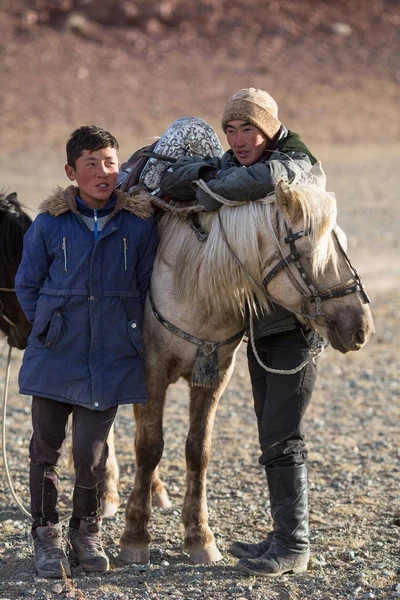 Sagsay Mongolia Września 2017 Młodych Mężczyzn Eagle Hunters Stojący Pobliżu — Zdjęcie stockowe