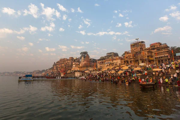 Varanasi Índia Mar 2018 Peregrinos Mergulham Água Sagrado Rio Ganges — Fotografia de Stock