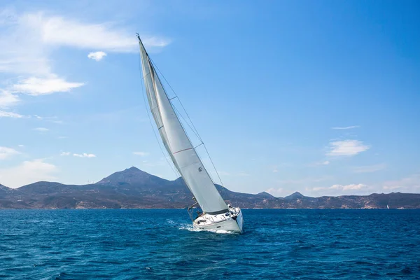 Luxusní Vyplutím Jachty Větru Přes Vlny Egejského Moře — Stock fotografie