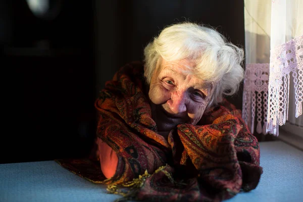 Ηλικιωμένη Γυναίκα Στο Σπίτι Της Είναι Από Τους Πρεσβυτέρους — Φωτογραφία Αρχείου