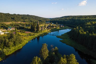 Kuş bakışı Soginicy Köyü, Podporozhysky bölgesi Vazhinka Nehri'nin. Karelya Cumhuriyeti, Rusya ve Leningrad bölge yeşil ormanlar.