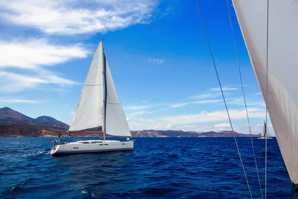 Luksusowe Jachty Regaty Żeglarskie Wietrze Przez Fale Morzu Egejskim — Zdjęcie stockowe