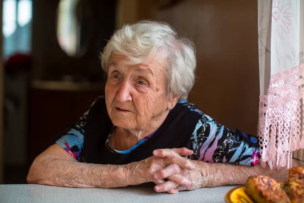 Portret Van Een Oudere Vrouw Zittend Aan Keukentafel — Stockfoto