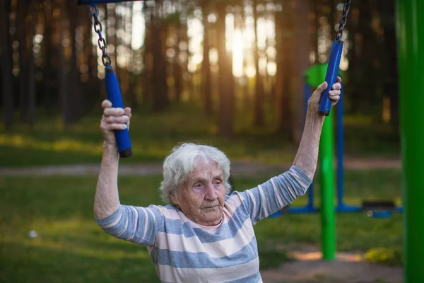 Eine Ältere Frau Macht Morgengymnastik Auf Dem Straßensportplatz — Stockfoto