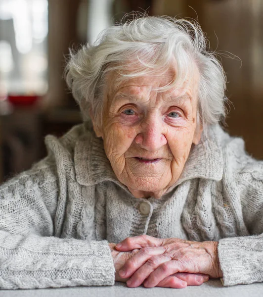 Πορτρέτο Του Μια Πολύ Ηλικιωμένη Γυναίκα Συνταξιούχος — Φωτογραφία Αρχείου