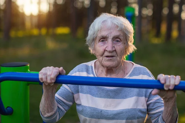 Retrato Mulher Idosa Fazendo Exercício Matinal Playground Esporte Rua — Fotografia de Stock