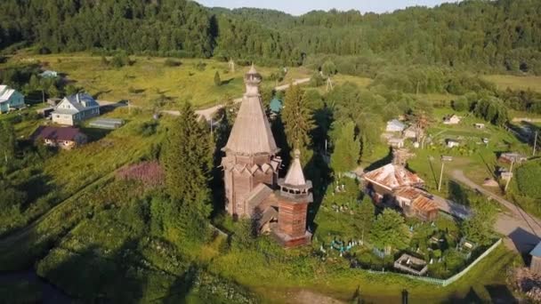 圣尼古拉斯教堂 1696 Soginicy 村的最高视图 俄罗斯列宁格勒地区和卡累利的绿色森林 — 图库视频影像