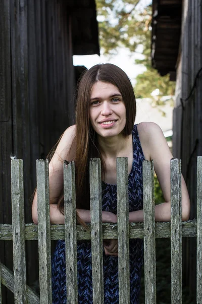 Retrato Jovem Mulher Com Cabelos Longos Perto Das Cercas Madeira — Fotografia de Stock