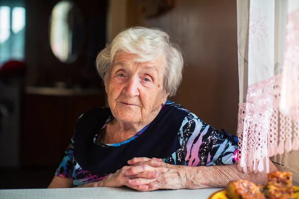 Ritratto Una Donna Anziana Seduta Tavola — Foto Stock