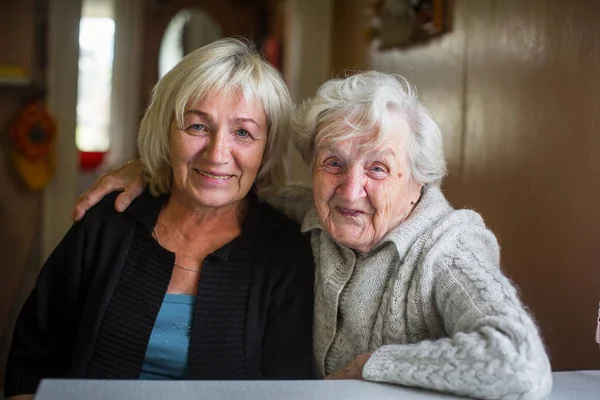 Felnőtt Lányával Egy Idős Asszony Portréja — Stock Fotó