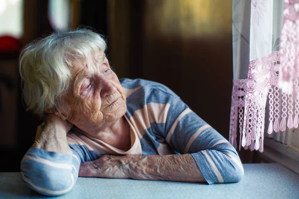 Äldre Kvinna Sitter Tyvärr Nära Fönstret — Stockfoto