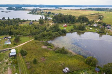 Kuş bakışı Pidmozero Gölü ve Pidma köyü. Karelya, Rusya Federasyonu.