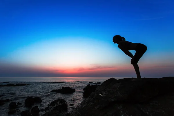 Silhouet Van Jonge Vrouw Doen Gymnastiek Oefeningen Zee Tijdens Zonsondergang — Stockfoto