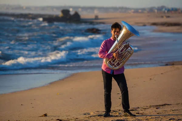 Músico Jogar Para Tuba Costa Romântica Mar — Fotografia de Stock