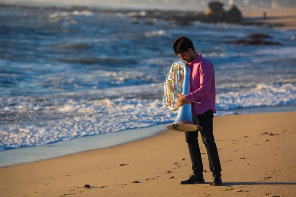 音乐家在浪漫的海边玩到吐哈 — 图库照片