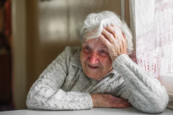 Ηλικιωμένη Γυναίκα Που Κάθεται Στο Τραπέζι — Φωτογραφία Αρχείου