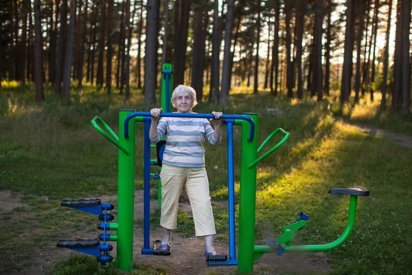 Mycket Äldre Kvinna Gör Morgonträning Gatan Sport Lekplatsen — Stockfoto