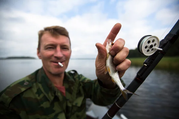 Pescador Captura Peixe Lago — Fotografia de Stock