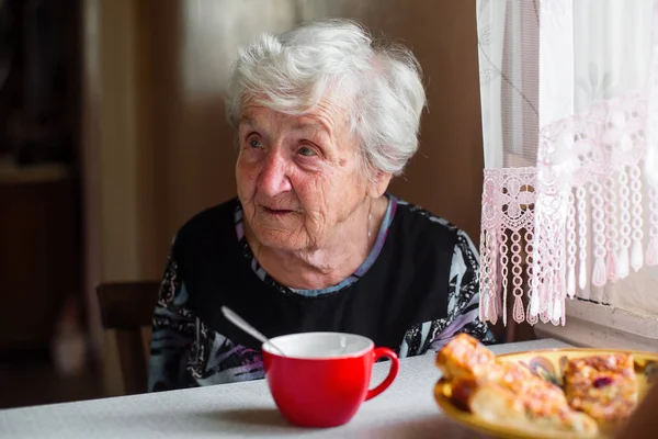Vanha Rouva Istuu Keittiön Pöydässä tekijänoikeusvapaita kuvapankkikuvia