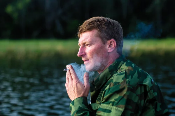 Hombre Fumando Primer Plano Ropa Camuflaje Aire Libre — Foto de Stock