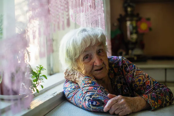 Portréja Egy Idős Asszony Asztalnál Házban — Stock Fotó