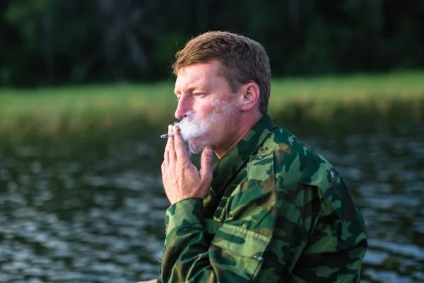 Homme Camouflage Fumant Une Cigarette Extérieur — Photo