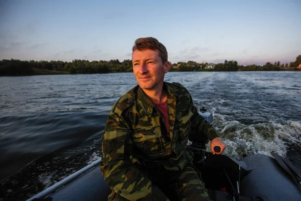 Uomo Mimetizzato Controlla Una Barca Motore Sul Lago — Foto Stock