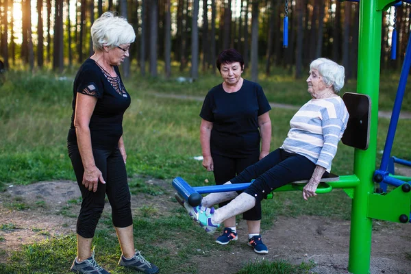 Літня Жінка Спортивному Симуляторі Парку Дві Дорослі Жінки Допомагають Виконувати — стокове фото