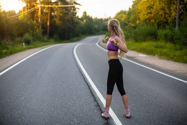 Jovem Mulher Aquece Antes Correr Estrada Correr — Fotografia de Stock