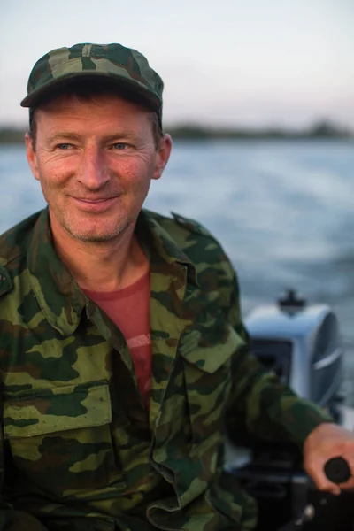 Motorlu Bir Tekne Sürüş Kamuflaj Bir Adam Portresi — Stok fotoğraf