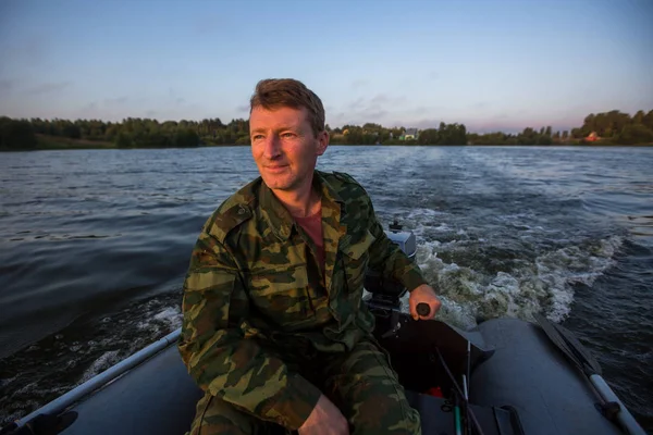 Hunter Camuffamento Guida Una Barca Motore Sul Lago — Foto Stock