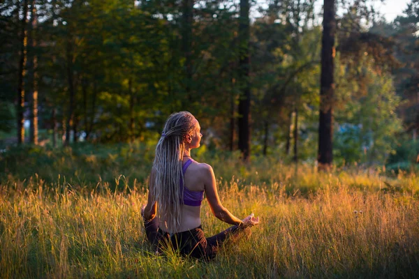 Yoga Femme Avec Des Cheveux Longs Dreadlocks Médite Sur Nature — Photo