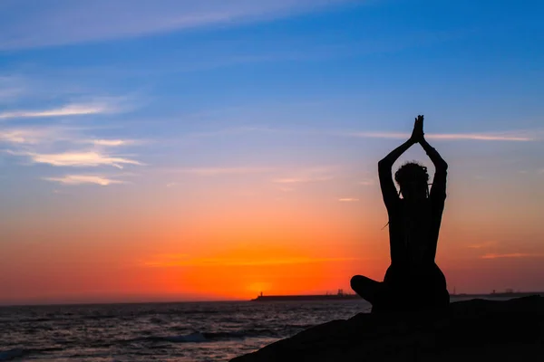Yoga Meditation Frau Silhouette Auf Dem Ozean Während Erstaunlicher Sonnenuntergang — Stockfoto