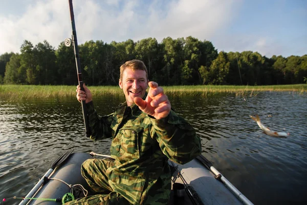 Visser Vis Vangen Rivier Rubberboot — Stockfoto