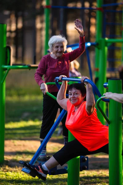 Yaşlı Kadın Spor Oyun Park Yapıyor — Stok fotoğraf