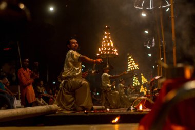 Varanasi, Hindistan - 23 Mar 2018: Hindu rahip Agni Pooja gerçekleştirmek (Sanskritçe: ibadet of Fire) üzerinde Dashashwamedh Ghat - ana ve en eski ghat Varanasi, Ganj bulunan..