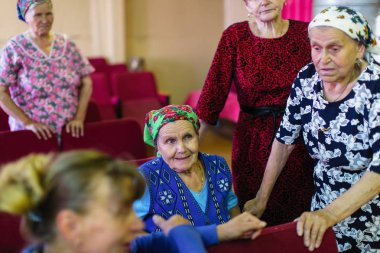Ladva (Vepsia) Leningrad.Reg, Rusya Federasyonu - 11 Ağustos 2018: Vepsian yerli kadınların kırsal sosyal kulüp. Dünya'nın nesli tehlike altında olan diller olarak nesli tehlike altında olan 2009 Unesco Atlası dahil Veps dil.