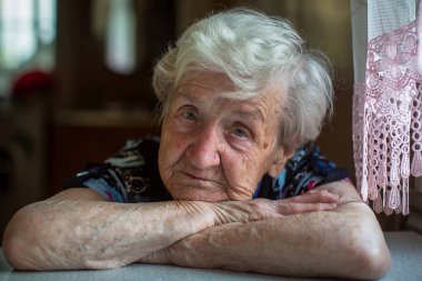 Gri saçlı yaşlı kadın yakın çekim portresi.