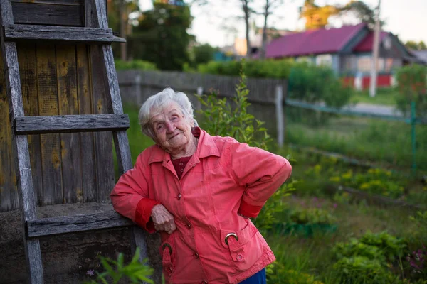 Μια Ηλικιωμένη Γυναίκα Κοντά Στο Σπίτι Της Στο Χωριό — Φωτογραφία Αρχείου