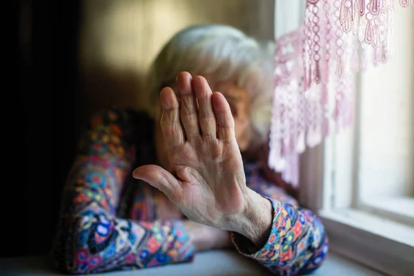 Пожилая Женщина Закрывает Лицо Камеры Рука Крупным Планом — стоковое фото