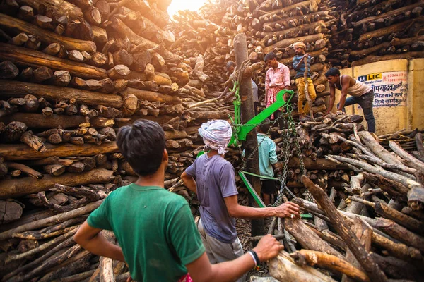バラナシ インド 2018 火葬用の販売木材の重量を量った神聖なガンジス川近く地元の人 バーニングガート ガートはバラナシでガーツ山脈の一つ ヒンドゥー教の火葬の場所であることのため最も知られています — ストック写真