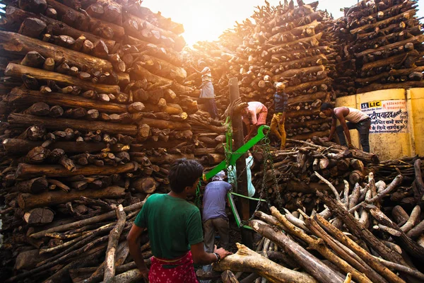 Varanasi India Mar 2018 Locals Holy Ganges Weighed Sale Wood — Stock Photo, Image