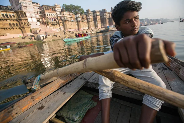バラナシ インド 2018 ボートの船頭はガンジス川バラナシの海岸沿いに水の中を滑る 伝説によると 市が設立神シヴァで約 5000 — ストック写真