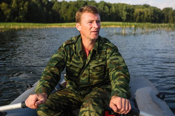 Man Visser Camouflage Een Rubberboot Drijvend Het Meer — Stockfoto